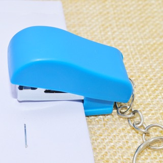 Móc khóa bấm kim mini dễ thương đa năng