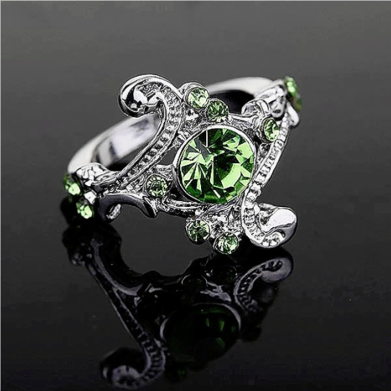 Nhẫn đính hôn khảm đá pha lê xanh lá phong cách trường pháp thuật Hogwarts Slytherin