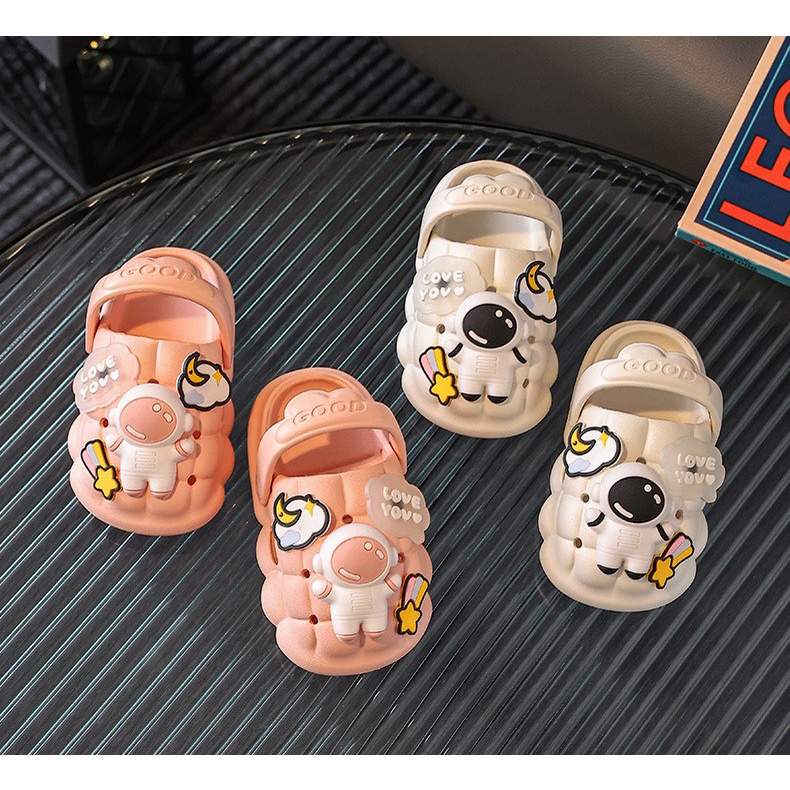 Dép trẻ em phi hành gia, dép cross cho bé kèm sticker, sục cross cho bé trai bé gái siêu nhẹ chống trơn trượt