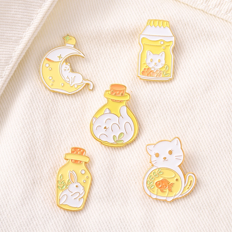 Ghim cài áo hình chai nước hoạt hình đáng yêu