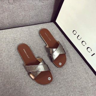 Dép quai chéo đế bệt