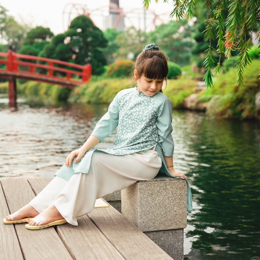 Áo dài cho bé gái BYZU kiểu áo dài cách tân 4 tà hoa nhí, chất liệu lụa cao cấp