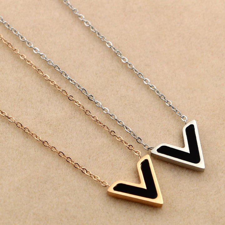 Dây Chuyền Nữ Chữ V Titan Không Đen TT 1125