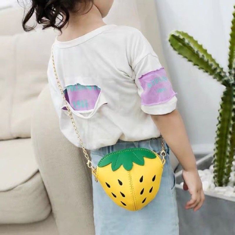 Túi đeo chéo da mềm trái dâu cho bé hồng nhạt, vàng