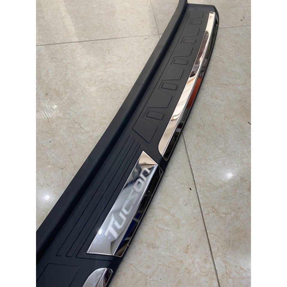 Chống trầy cốp xe Tucson 2016 2017 2018 2019 2020 2021 mẫu Nhựa 3D Cao Cấp - tặng kèm keo tăng dính
