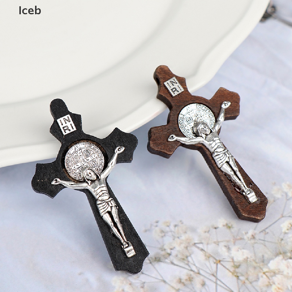 Mặt trang sức hình thánh giá bằng gỗ