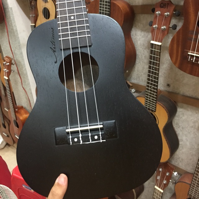 Ukulele concert đen không khắc chữ