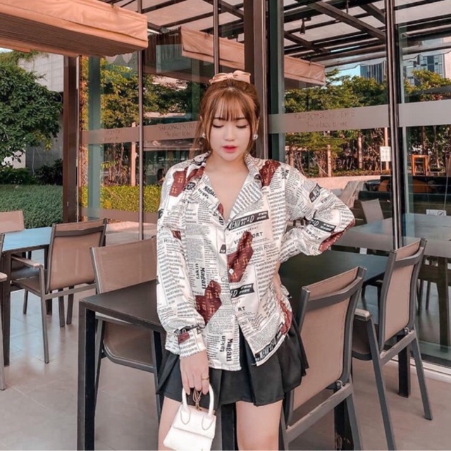 Áo sơ mi lụa hoạ tiết giấy báo in chữ tay dài form rộng