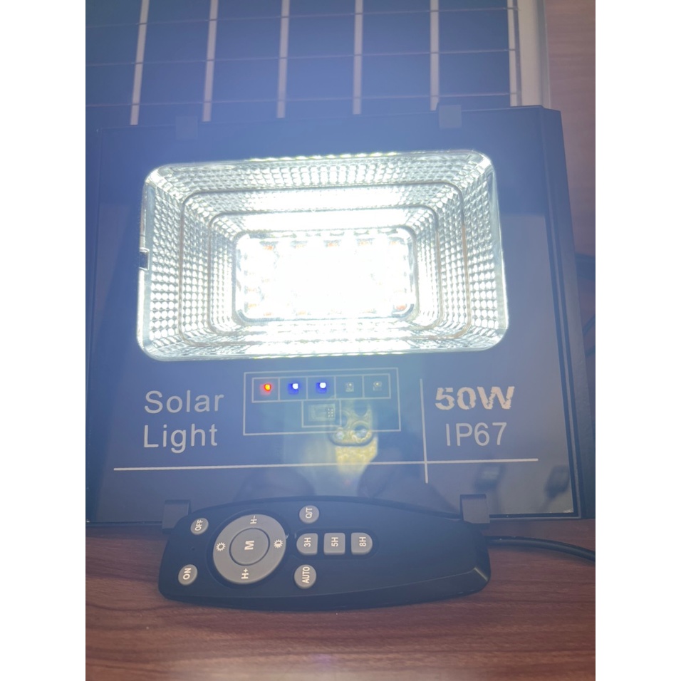 Đèn pha đổi muỗi. đổi 2 màu  năng lượng mặt trời thương hiêu Mayor Wolf, công xuất 50W bảo hành 2 năm.