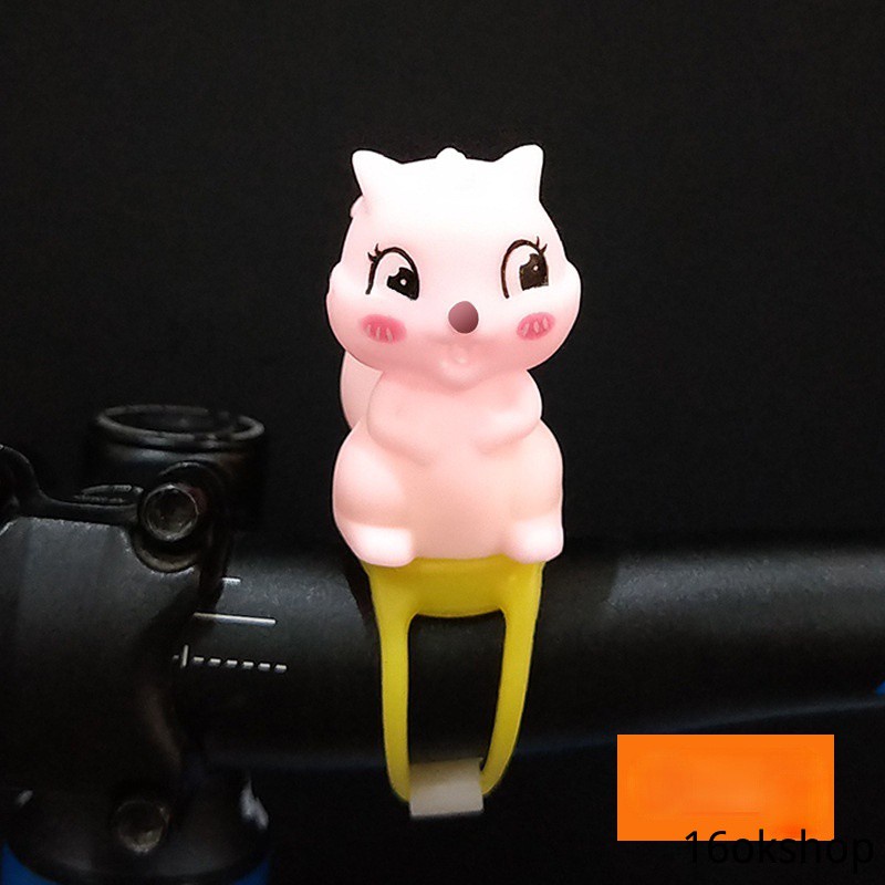 Vịt vàng đội mũ bảo hiểm gắn xe đạp/ xe máy xinh xắn