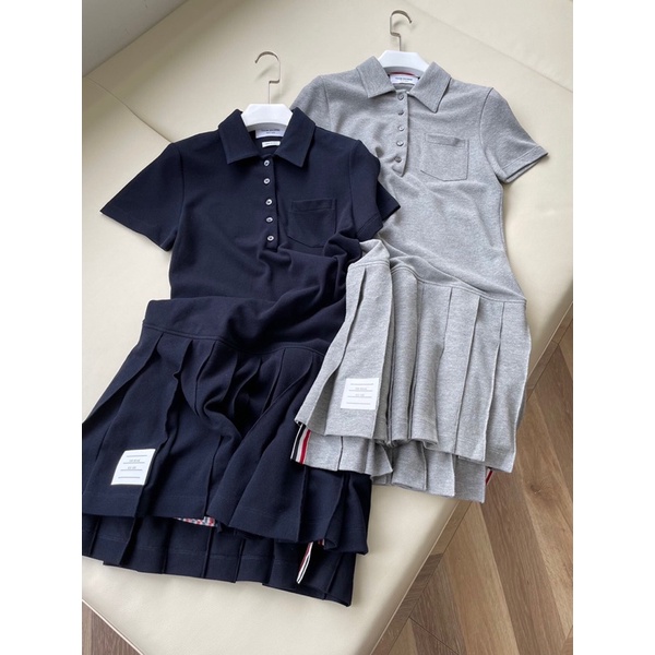 Đầm xoè ngắn tay cổ polo chân vây xếp ly thương hiệu Thom Browne cao cấp