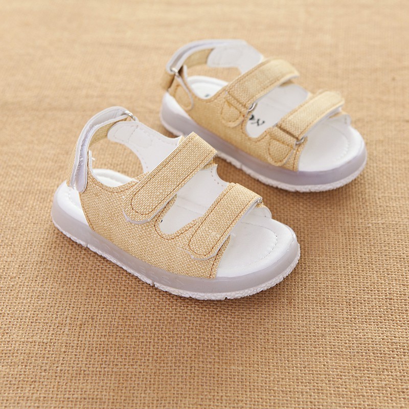 Giày sandals đế gắn đèn phong cách thời trang cho bé