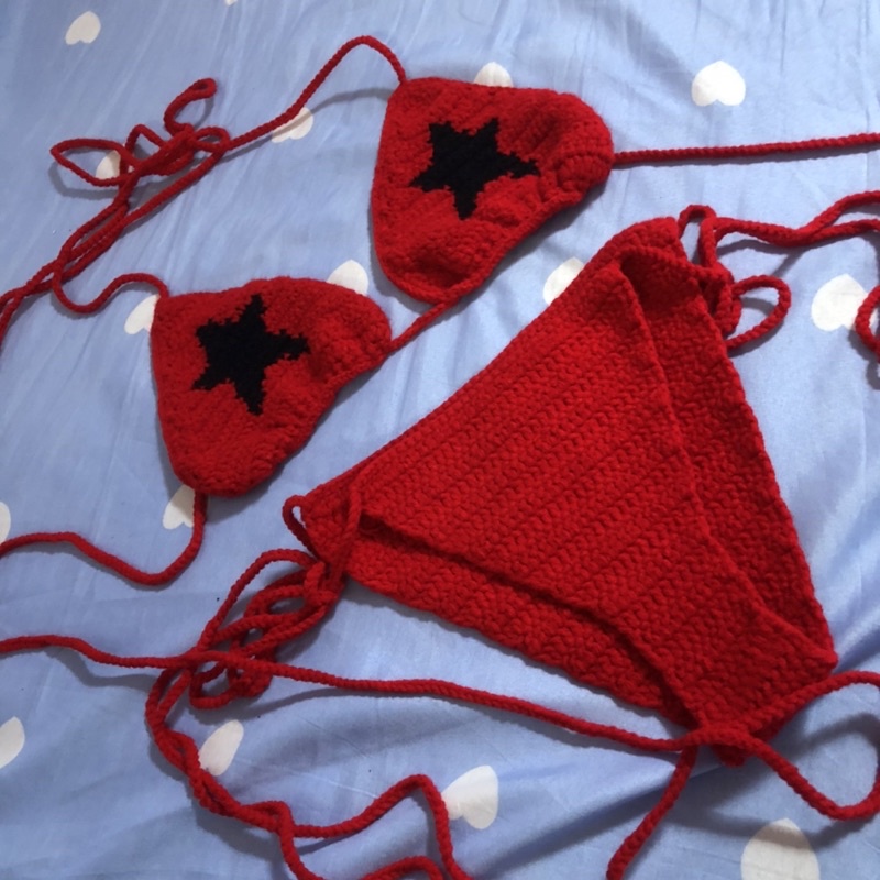 Set bikini phối ngôi sao móc tay phong cách y2k