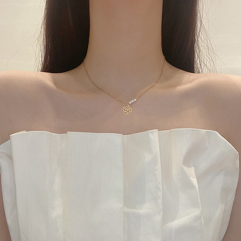 Vòng cổ Thép Titan Mặt Hoa Hồng Đính Ngọc Trai Nhân Tạo Thời Trang