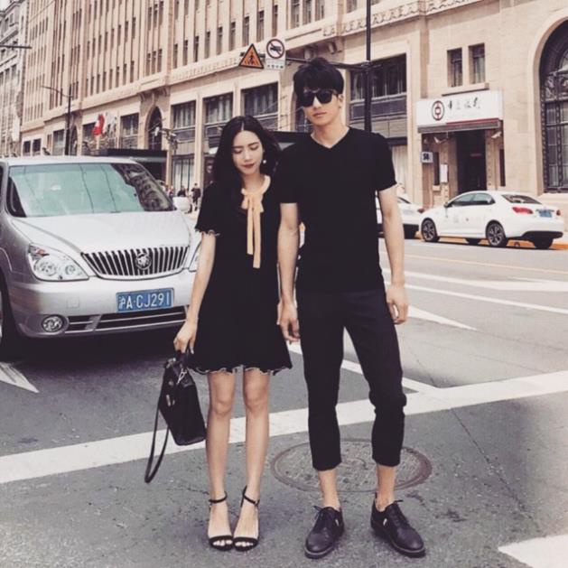Áo đôi: Váy thun trang trí nơ + Áo thun nam tay ngắn cổ V .