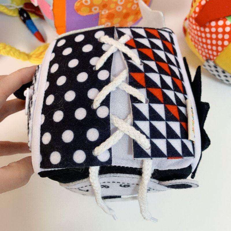 Khối Lập Phương Bằng Vải Mềm Đen Trắng Đồ Chơi Kỹ Năng Cho Bé Phát Triển Vận Động Tinh SV47