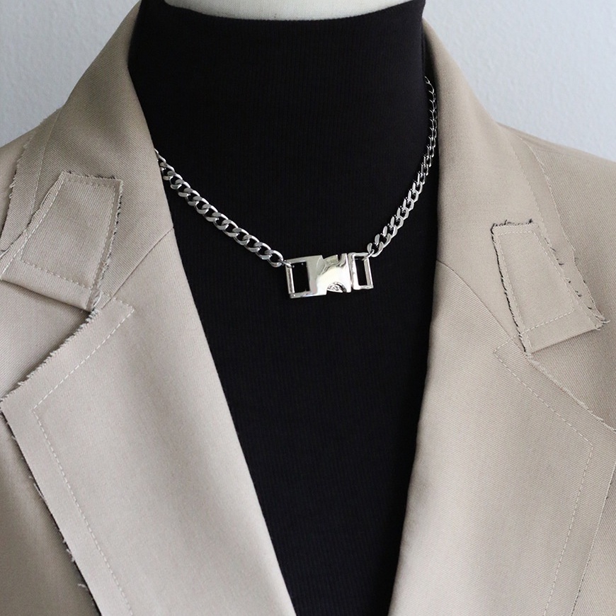 Vòng cổ titan xích vát cạnh phối mặt bản khóa bấm không gỉ UN2107