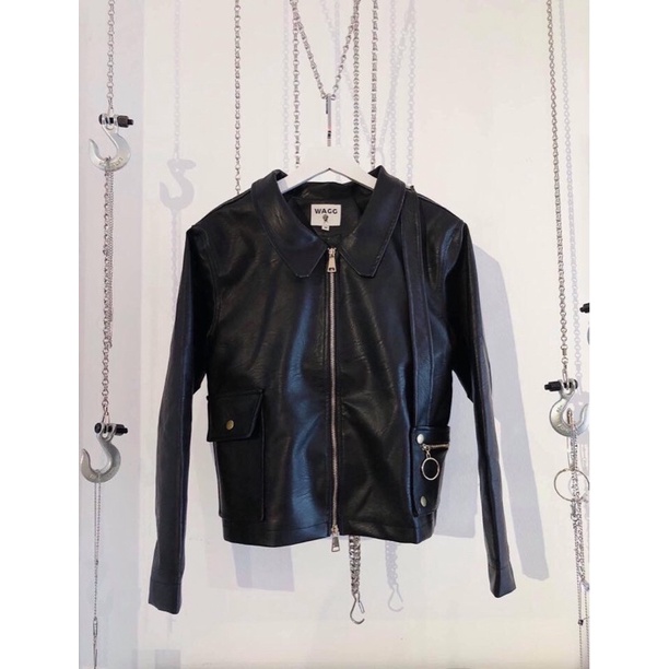 Áo khoác da dây đai trong bộ sưu tập thu đông 2021 WAGG