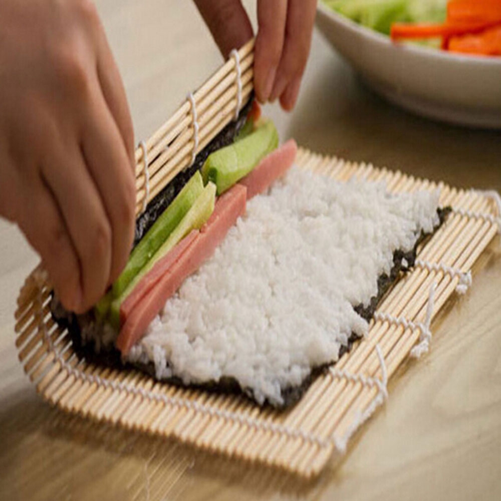 Mành tre và vá xới cơm làm sushi tiện lợi