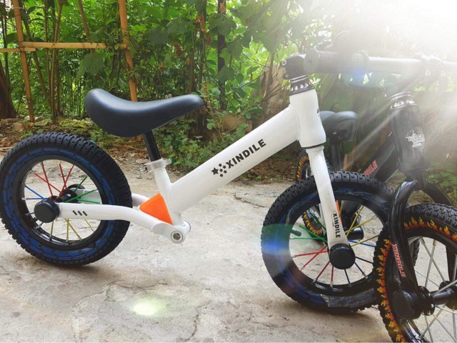 Xe đạp thăng bằng cho bé