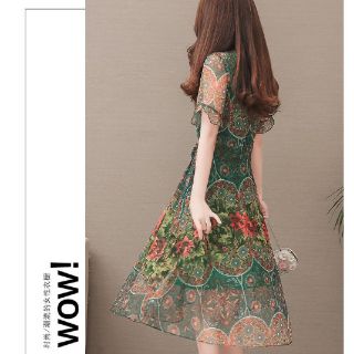 Đầm xòe cổ V họa tiết