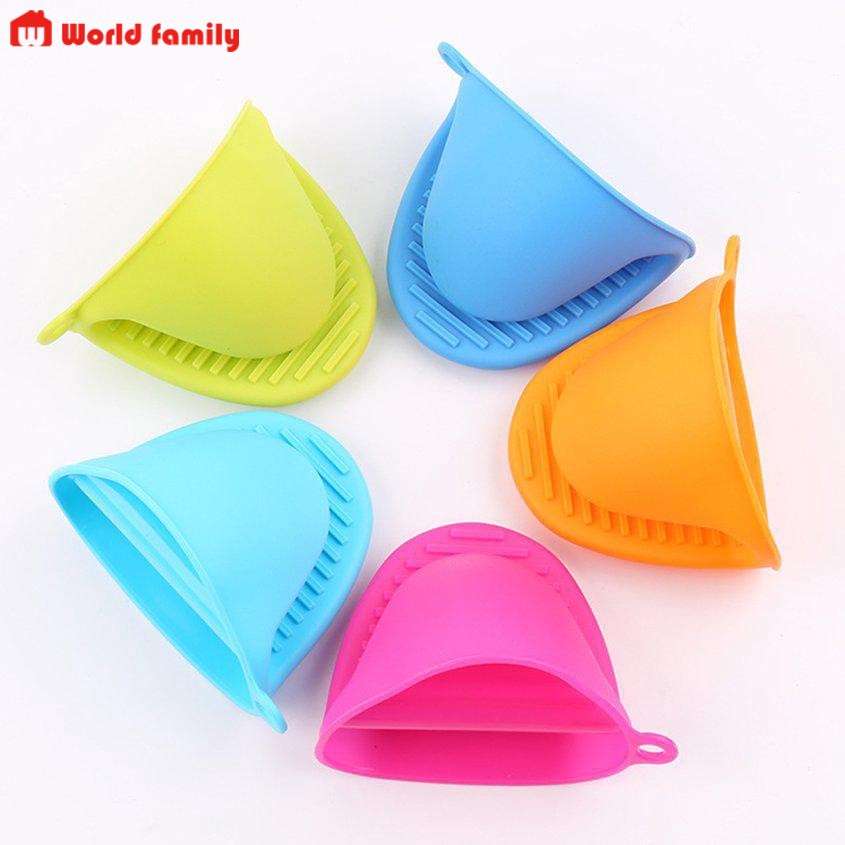 Đôi bao tay silicone cách nhiệt hỗ trợ các mẹ nhấc nồi tránh bỏng