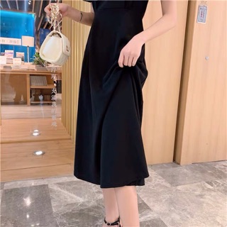 Váy đen cổ ren trắng