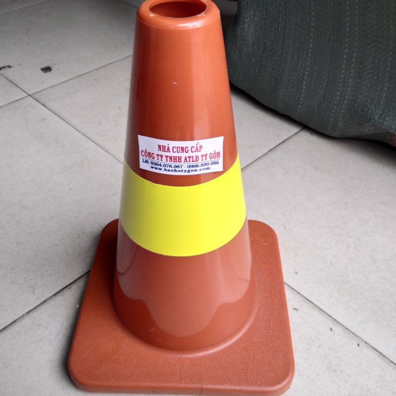 cọc tiêu giao thông loại cứng 30cm
