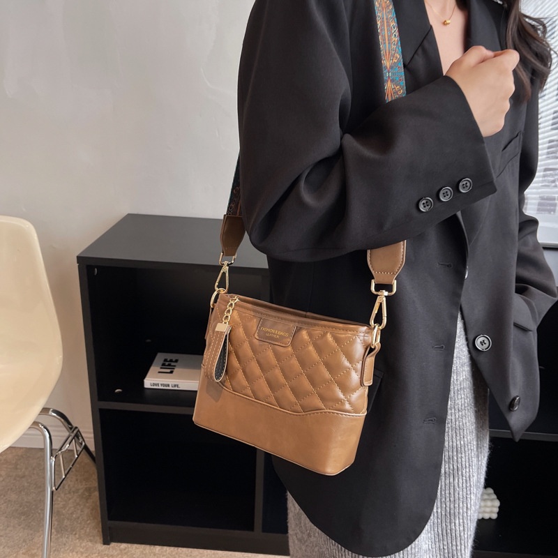 Túi Xách Bucket Đeo Vai Màu Sắc Tương Phản Đính Đá Đơn Giản Xinh Xắn