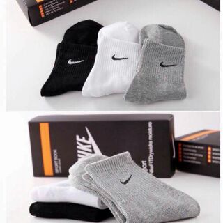 Tất Nike và Adidas