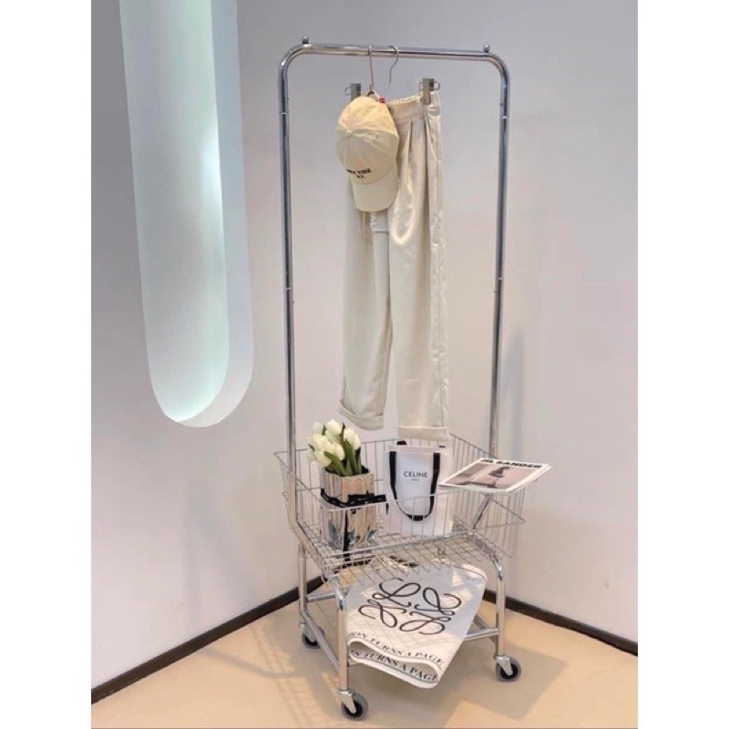 Kệ treo quần áo inox có bánh xe và giỏ đựng mẫu mới bánh xe trong