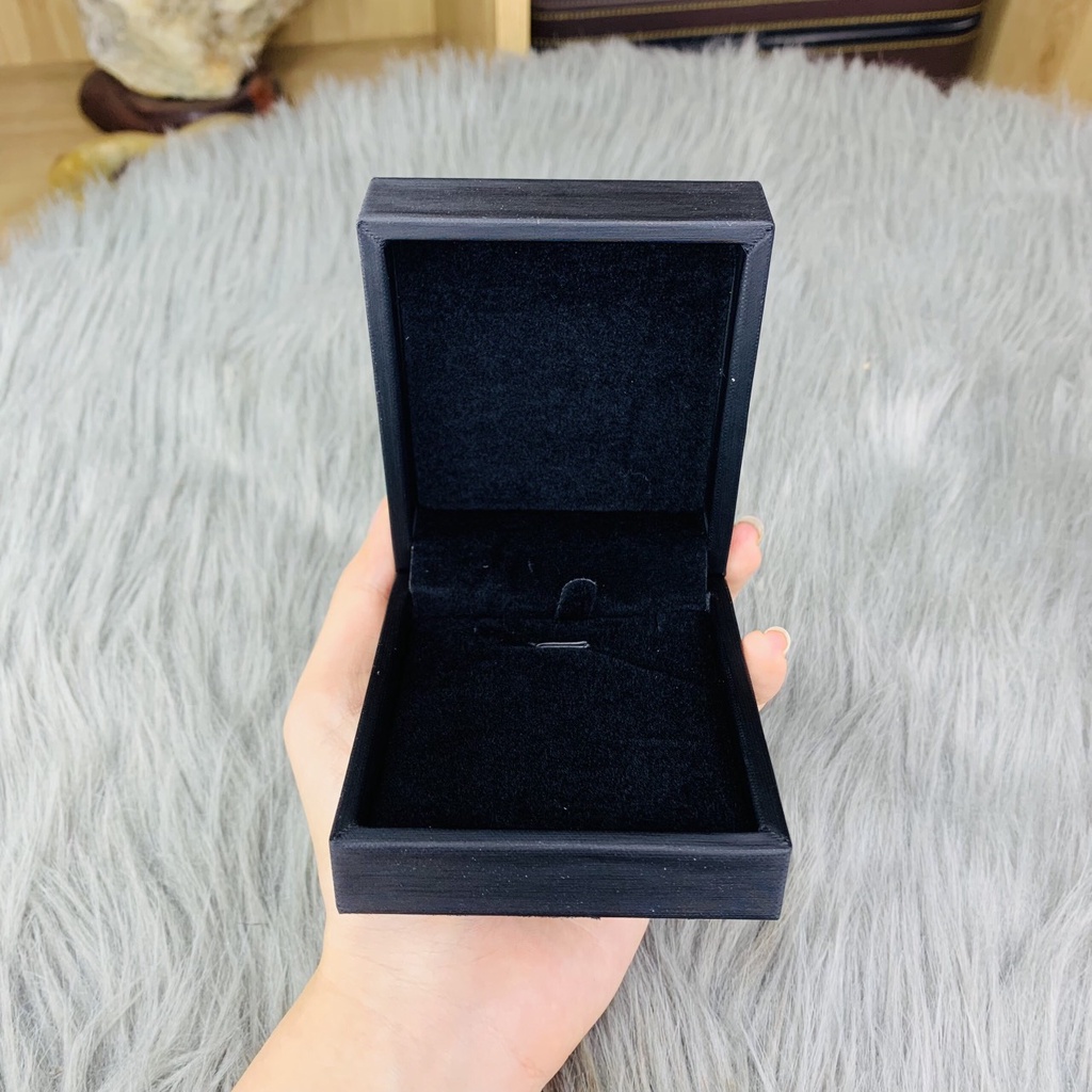 Hộp vuông da đựng dây chuyền cực kỳ sang trọng và tinh tế