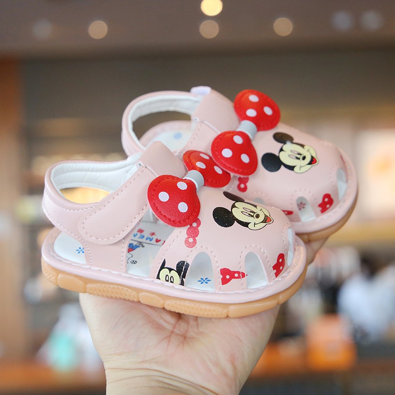 Giày tập đi sandal cho bé gái tập đi hình chuột mickey đính nơ đế mềm chống trơn trượt, phát tiếng kêu ( A1 mcikey )