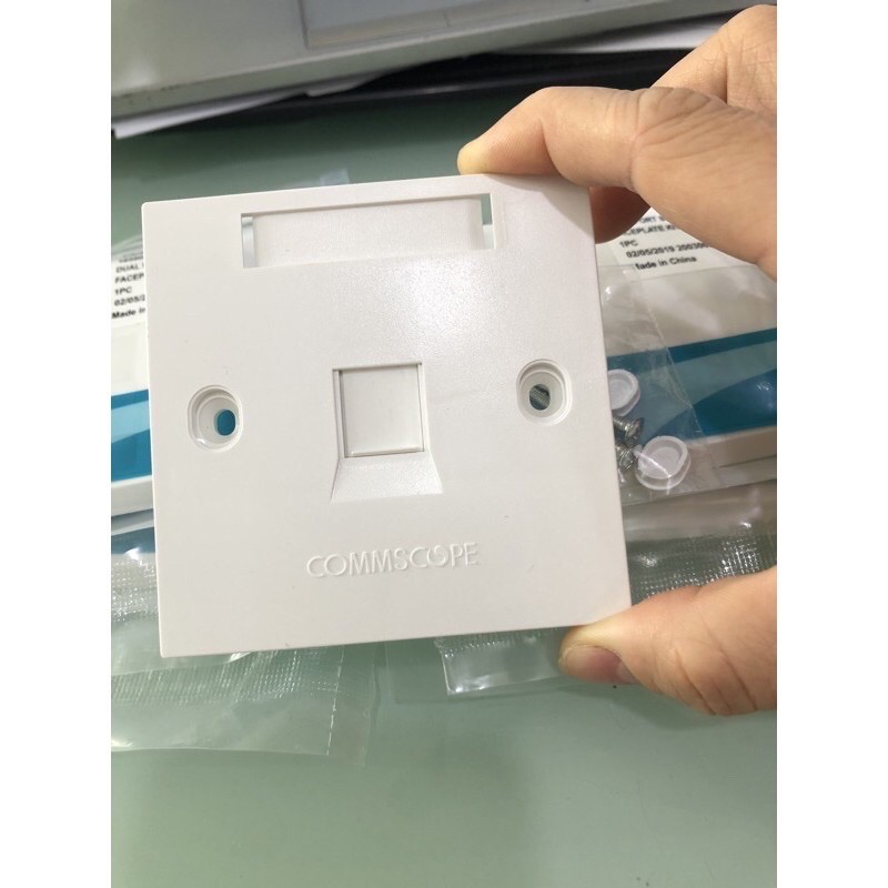 Mặt nạ vuông outlet 1 cổng CommScope AMP