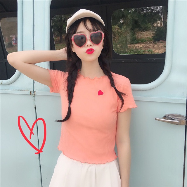 Áo Croptop Tay Ngắn Cuốn Biên Thêu Trái Tim
