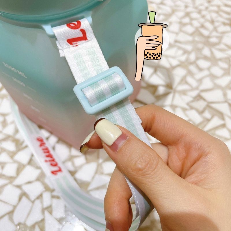 Bình nước nhựa 1500ml kèm quai đeo + 25 hình dán + 4 charm nổi 3D