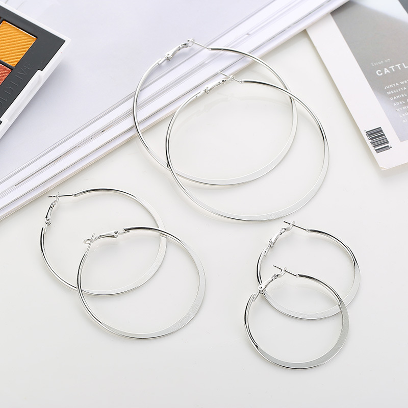 Khuyên tai dạng vòng cá tính thời trang dành cho nữ