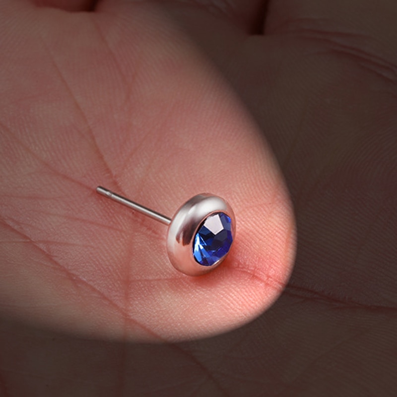 Đôi khuyên tai thép titan đính pha lê xinh xắn dành cho nam và nữ