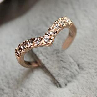 Nhẫn Kim Cương Hình Chữ V Màu Sắc Sang Trọng Cho Nữ