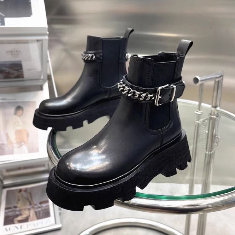 Giày boot da cao cổ phối xích phong cách cá tính