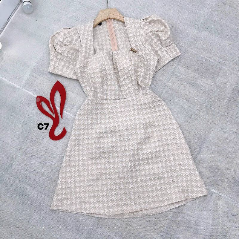 Đầm cổ vuông tay phồng