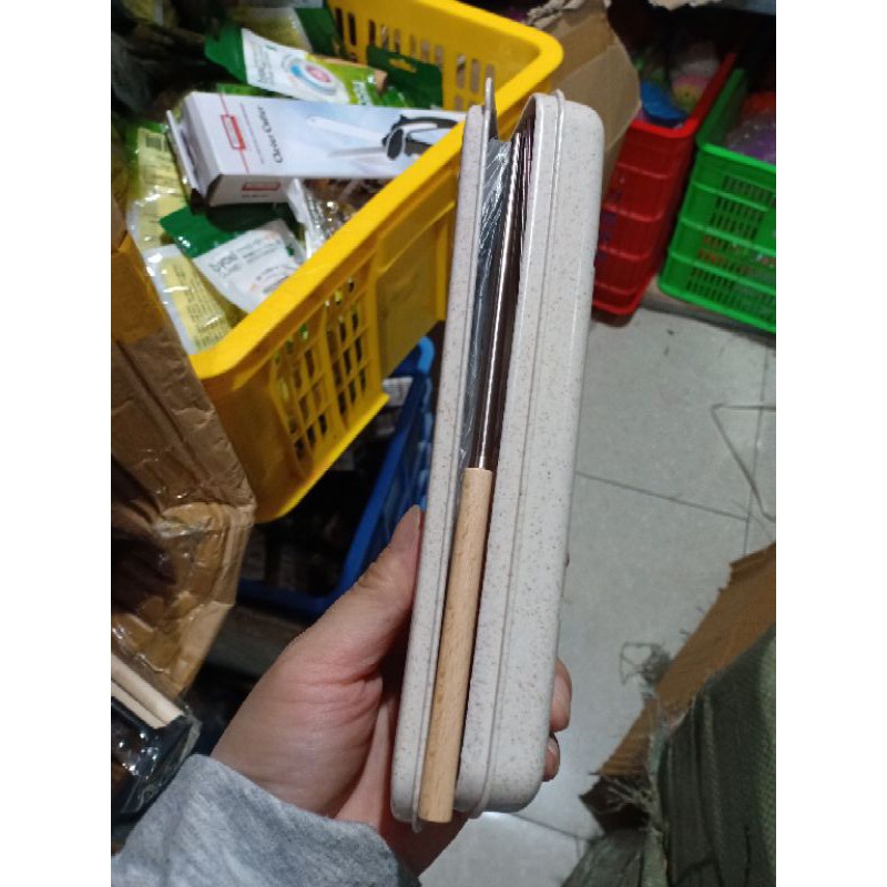 BỘ ĐŨA ,THÌA,RĨA MANG THEO BÊN NGƯỜI
