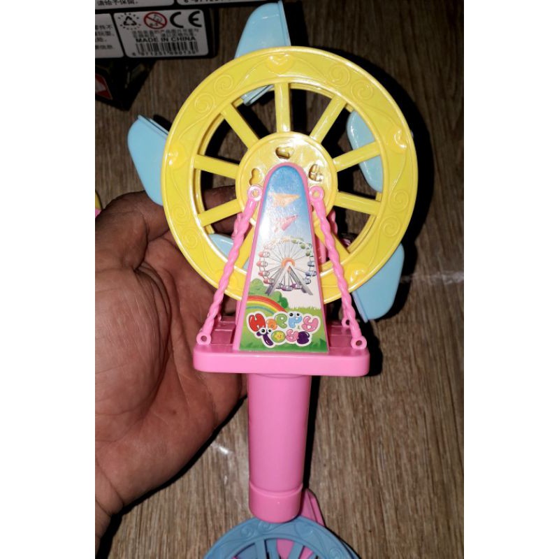 Một cái mô hình cối xoay gió bằng nhựa có đèn rất đẹp