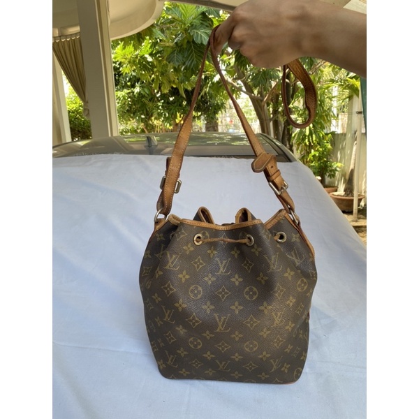 Túi chuẩn si. Túi qua sử dụng. Khách vui lòng xem hình nếu muốn biết thêm thông tin sản phẩm mời khách vô chat. Thanks .