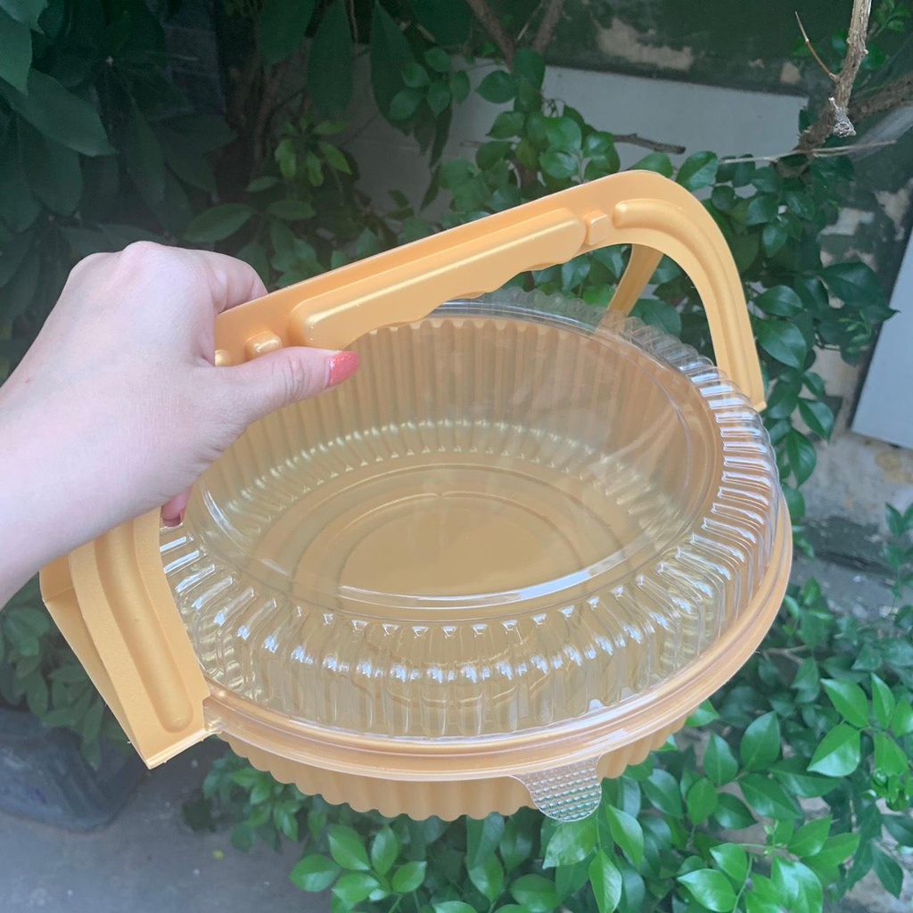 Hộp quai xách chốt cài 22cm. Dùng đựng bánh tiện lợi.
