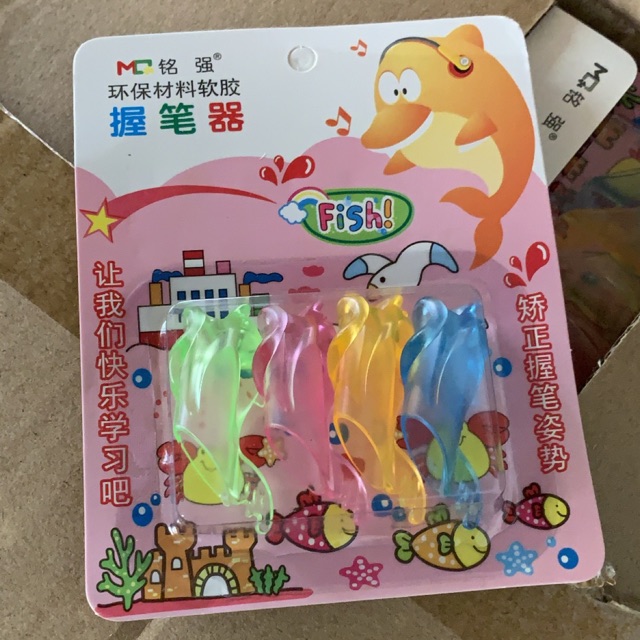 Cá heo định vị tư thế ngón tay khi cầm bút cho các bé tiểu học