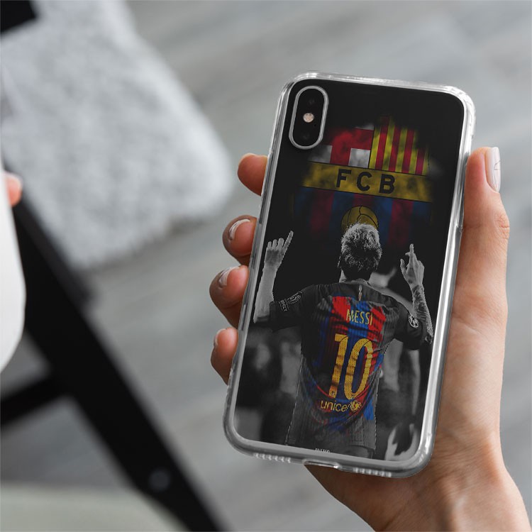 Ốp ĐT cậu thủ messi Hình messi giơ ngón tay tạ chúa nền logo barca mờ dành cho Iphone 5 đến 12 Promax BAR20210023