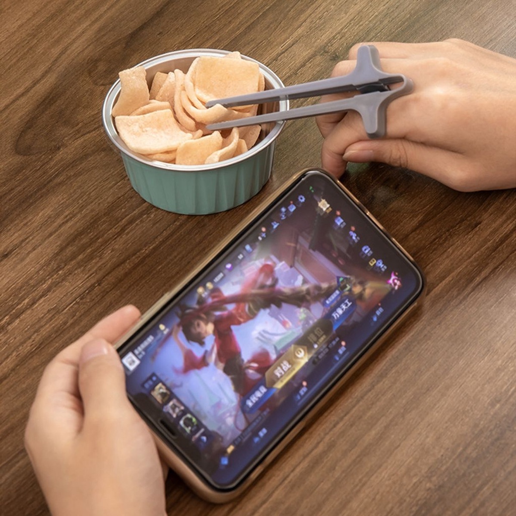 Đũa kẹp ngón tay dùng gắp đồ ăn vặt tránh bẩn tay khi chơi game / dùng điện thoại di động