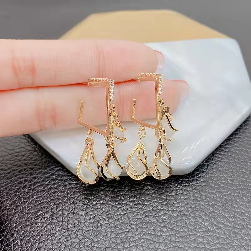 Đôi Khuyên Tai Dài Tua Rua Đính Đá Thời Trang Cho Nữ