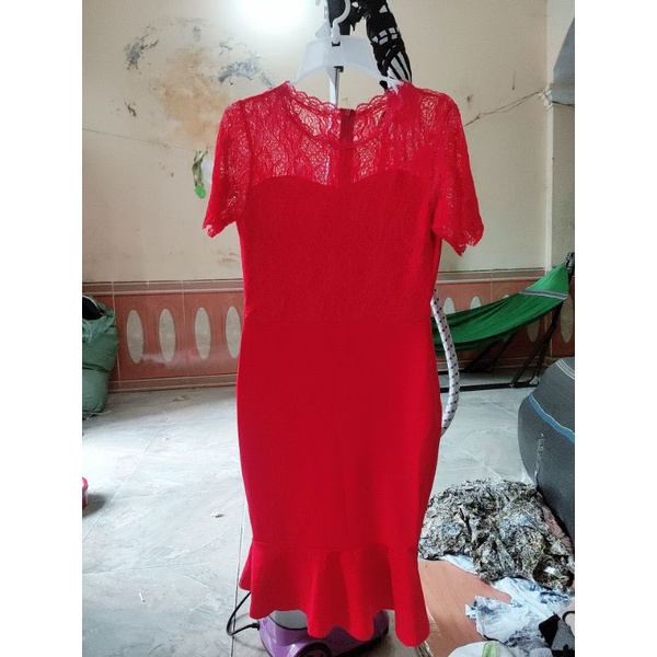 Váy ren đỏ ôm